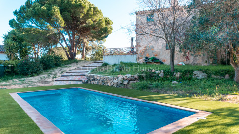 Masia catalana a la venda a Sant Feliu Guíxols amb imponent torre de defensa i jardí amb piscina