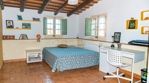 Catalan Masia for sale in Sant Feliu Guíxols with imposing defense tower and garden with pool