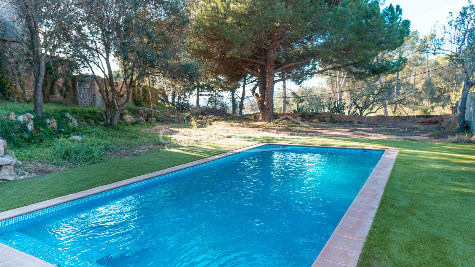 Catalan Masia for sale in Sant Feliu Guíxols with imposing defense tower and garden with pool