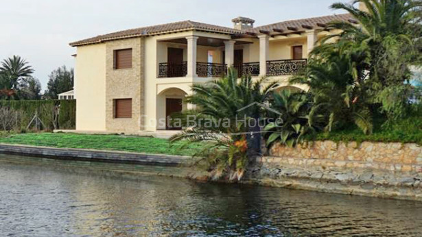 Casa de luxe amb embarcador privat en venda a Empuriabrava