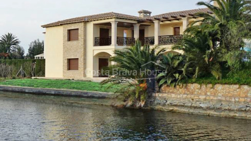 Luxury house with private jetty for sale in Empuriabrava
