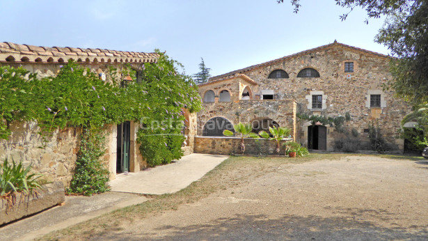 Exclusiva finca amb dues masies catalanes en venda a Sant Martí Vell