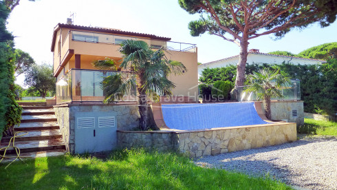 Casa con piscina y vistas al mar en venta en S'Agaró