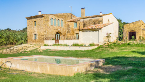 Maison de campagne rénovée pour la location annuelle, à seulement 10 min à pied du centre de Pals