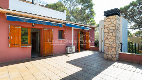 House with garage for sale in Tamariu, less than 5 min walk to the beach