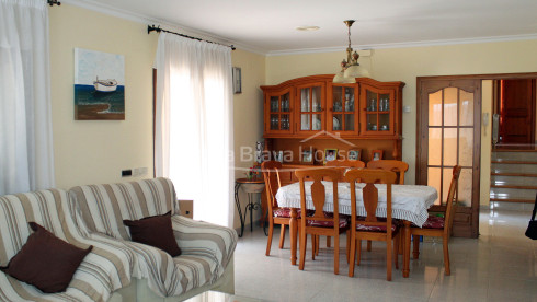 Villa with pool for sale near Begur and its beaches
