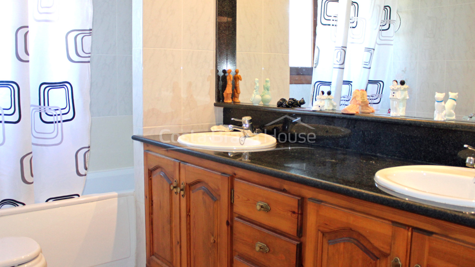 Villa with pool for sale near Begur and its beaches