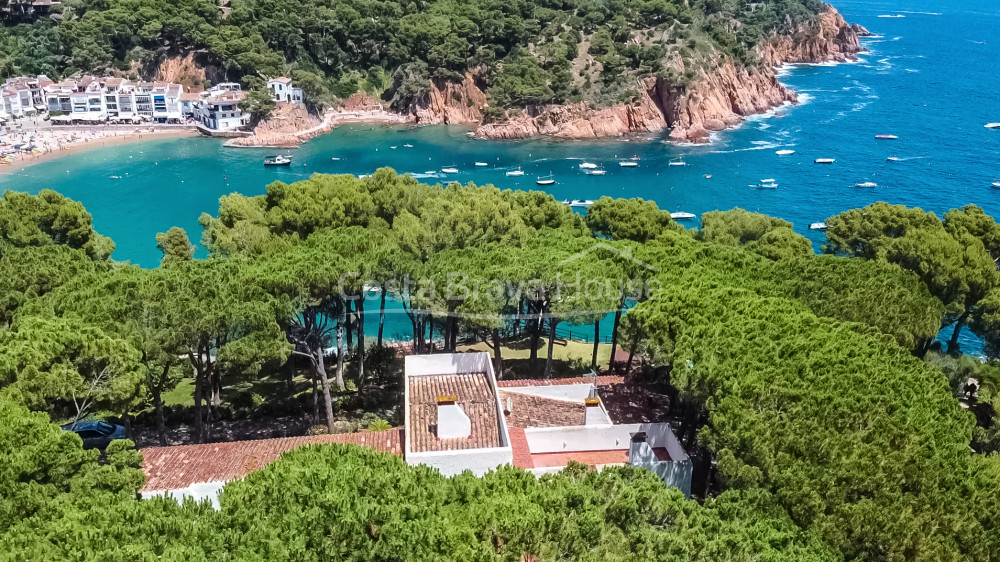 Villa de lujo en primera línea de mar en Tamariu, con increíbles vistas al mar y jardín con piscina