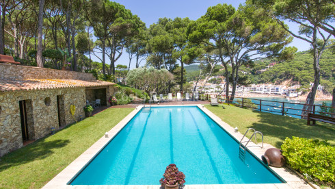 Villa de luxe sur le front de mer à Tamariu, avec vue imprenable sur la mer et jardin avec piscine