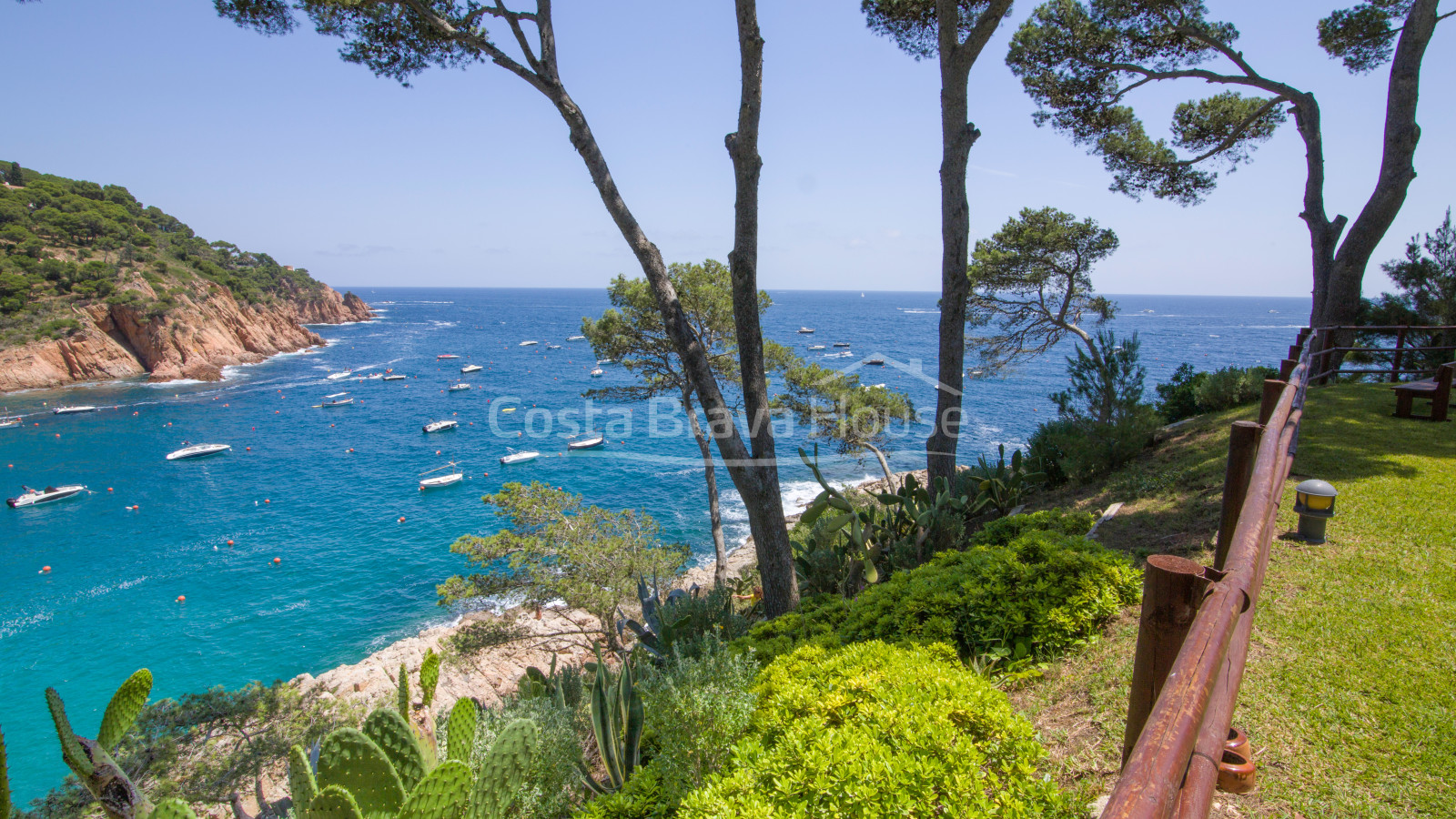 Luxury villa on the seafront in Tamariu, with incredible sea views and garden with pool