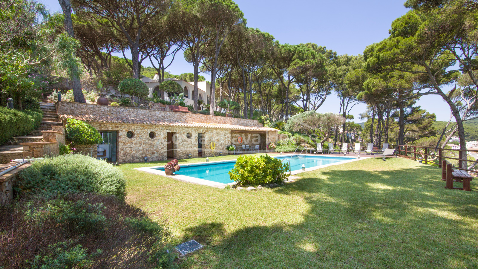 Villa de luxe sur le front de mer à Tamariu, avec vue imprenable sur la mer et jardin avec piscine