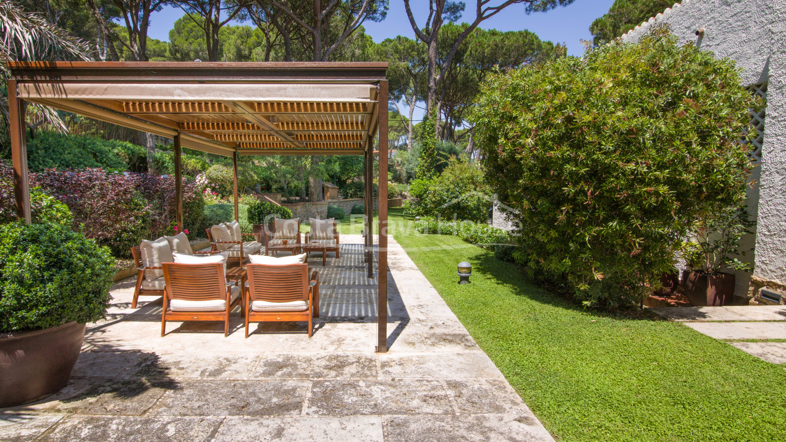 Villa de lujo en primera línea de mar en Tamariu, con increíbles vistas al mar y jardín con piscina