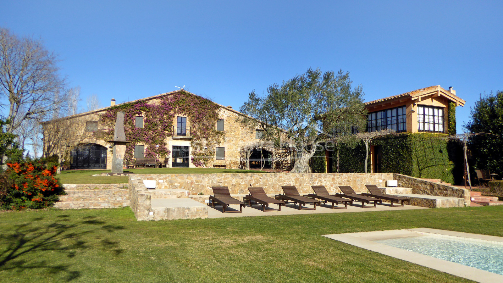 Masía restaurada con 12 ha de terreno en venta en el Baix Empordà