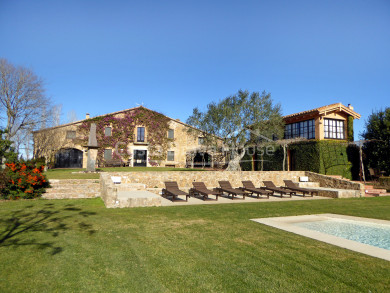 Masía restaurada con 12 ha de terreno en venta en el Baix Empordà