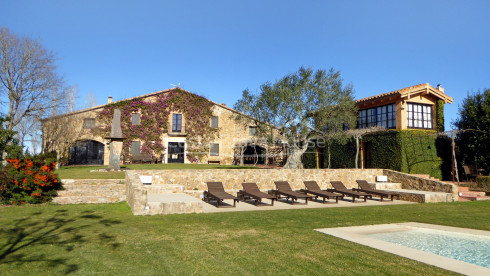 Masía restaurada con 12 ha de terreno en venta en el Baix Empordà
