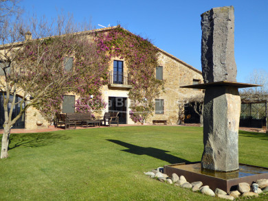 Masía restaurada con 12 ha de terreno en venta en el Baix Empordà