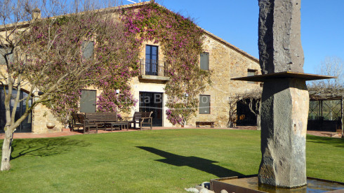 Masía restaurada con 12 ha de terreno en venta en el Baix Empordà