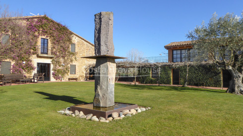 Masía restaurada con 12 ha de terreno en venta en el Baix Empordà