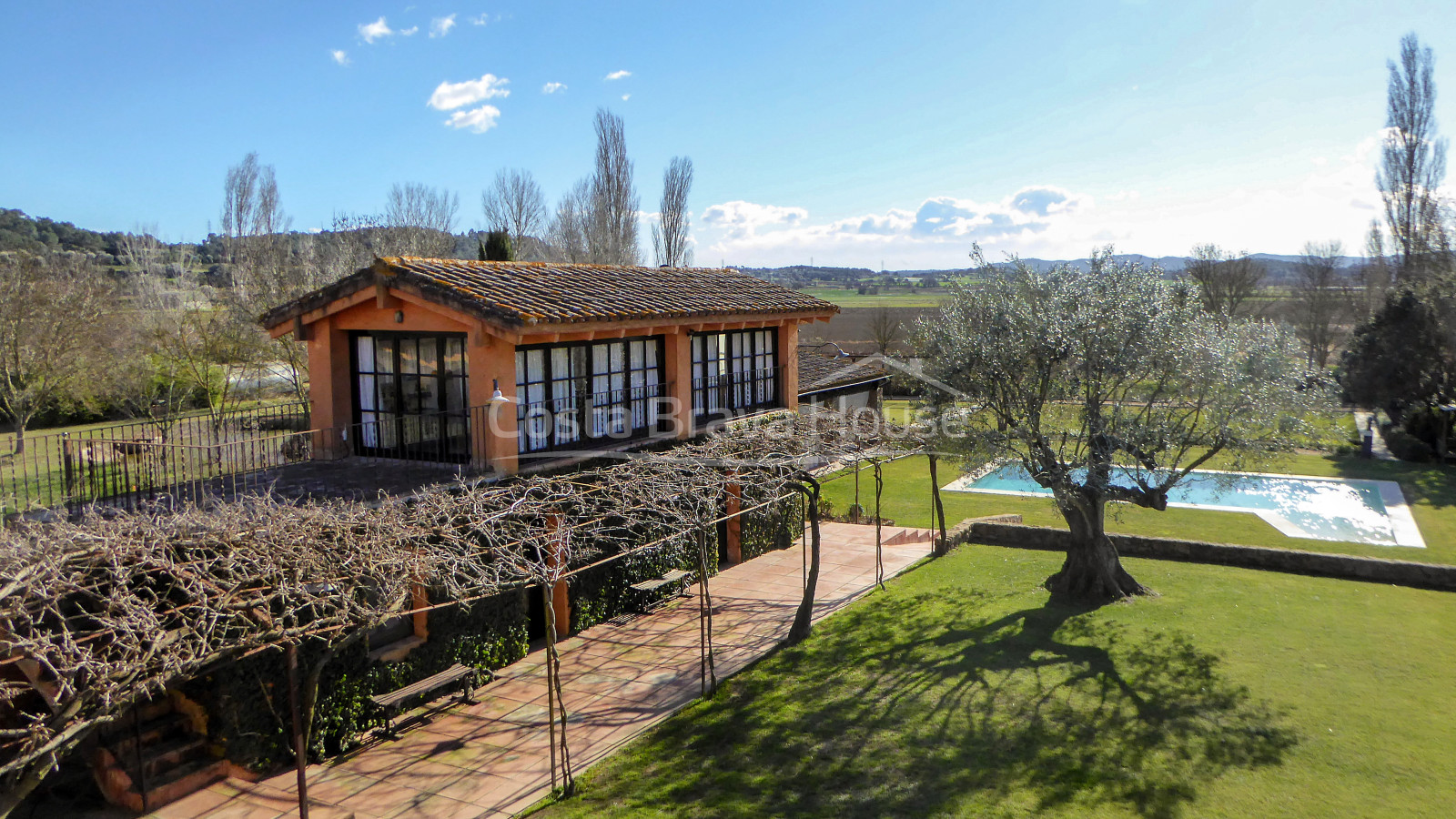 Masía restaurada con 12 ha de terreno en venta en el Baix Empordà