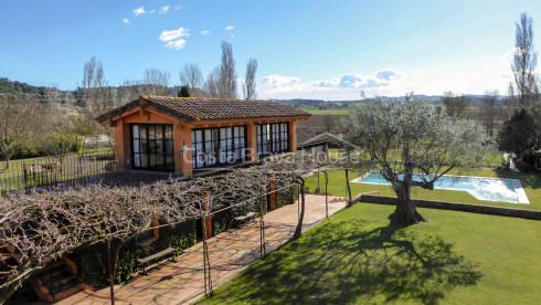Masía restaurada con 12 ha de terreno en venta en el Baix Empordà
