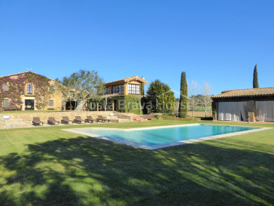 Masía restaurada con 12 ha de terreno en venta en el Baix Empordà
