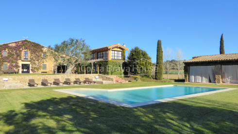 Masía restaurada con 12 ha de terreno en venta en el Baix Empordà