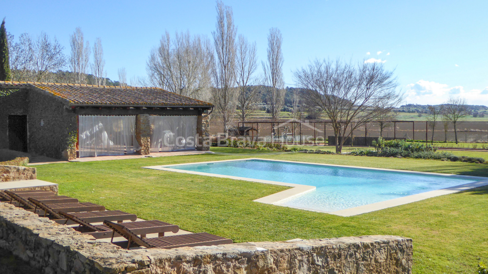 Masía restaurada con 12 ha de terreno en venta en el Baix Empordà