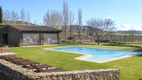 Masía restaurada con 12 ha de terreno en venta en el Baix Empordà