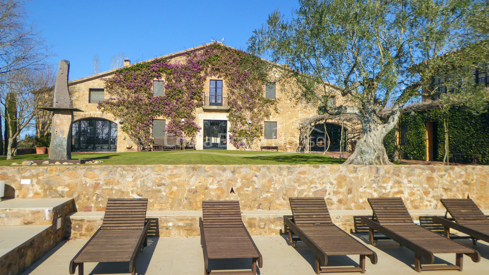 Masía restaurada con 12 ha de terreno en venta en el Baix Empordà