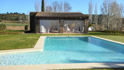Masía restaurada con 12 ha de terreno en venta en el Baix Empordà