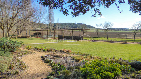 Masía restaurada con 12 ha de terreno en venta en el Baix Empordà
