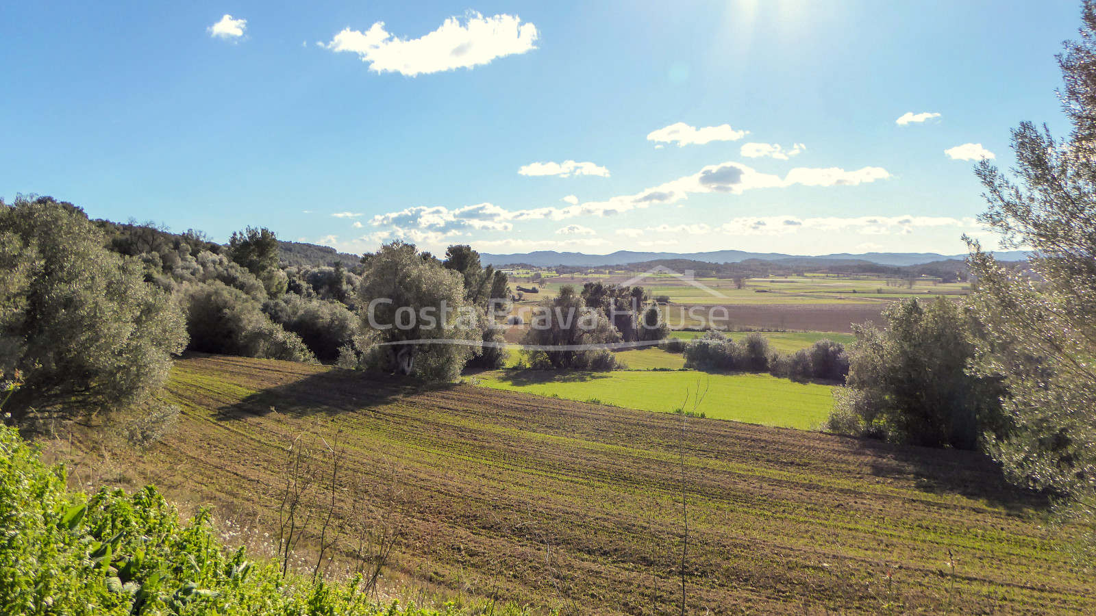 Masía restaurada con 12 ha de terreno en venta en el Baix Empordà