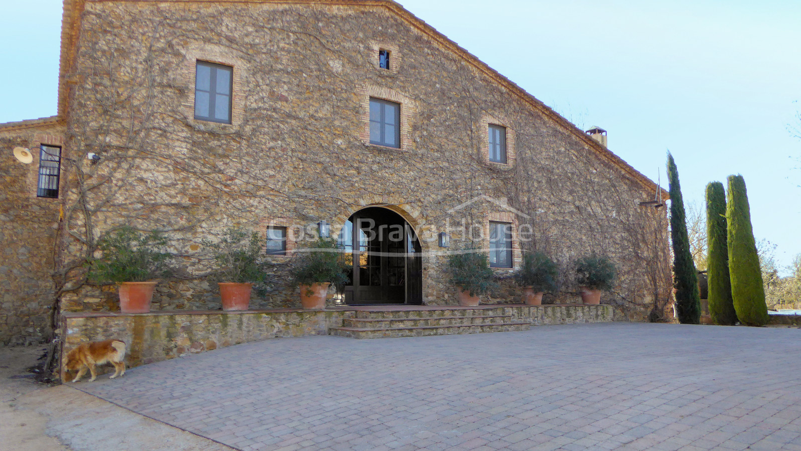Masía restaurada con 12 ha de terreno en venta en el Baix Empordà