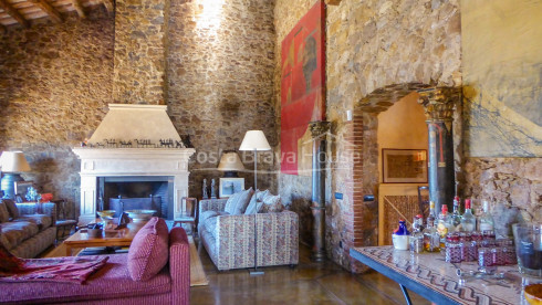 Masía restaurada con 12 ha de terreno en venta en el Baix Empordà