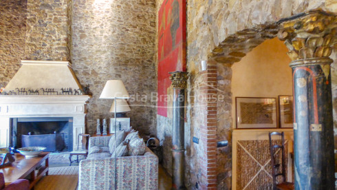 Masía restaurada con 12 ha de terreno en venta en el Baix Empordà