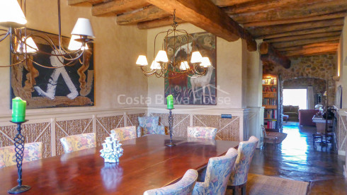 Masía restaurada con 12 ha de terreno en venta en el Baix Empordà