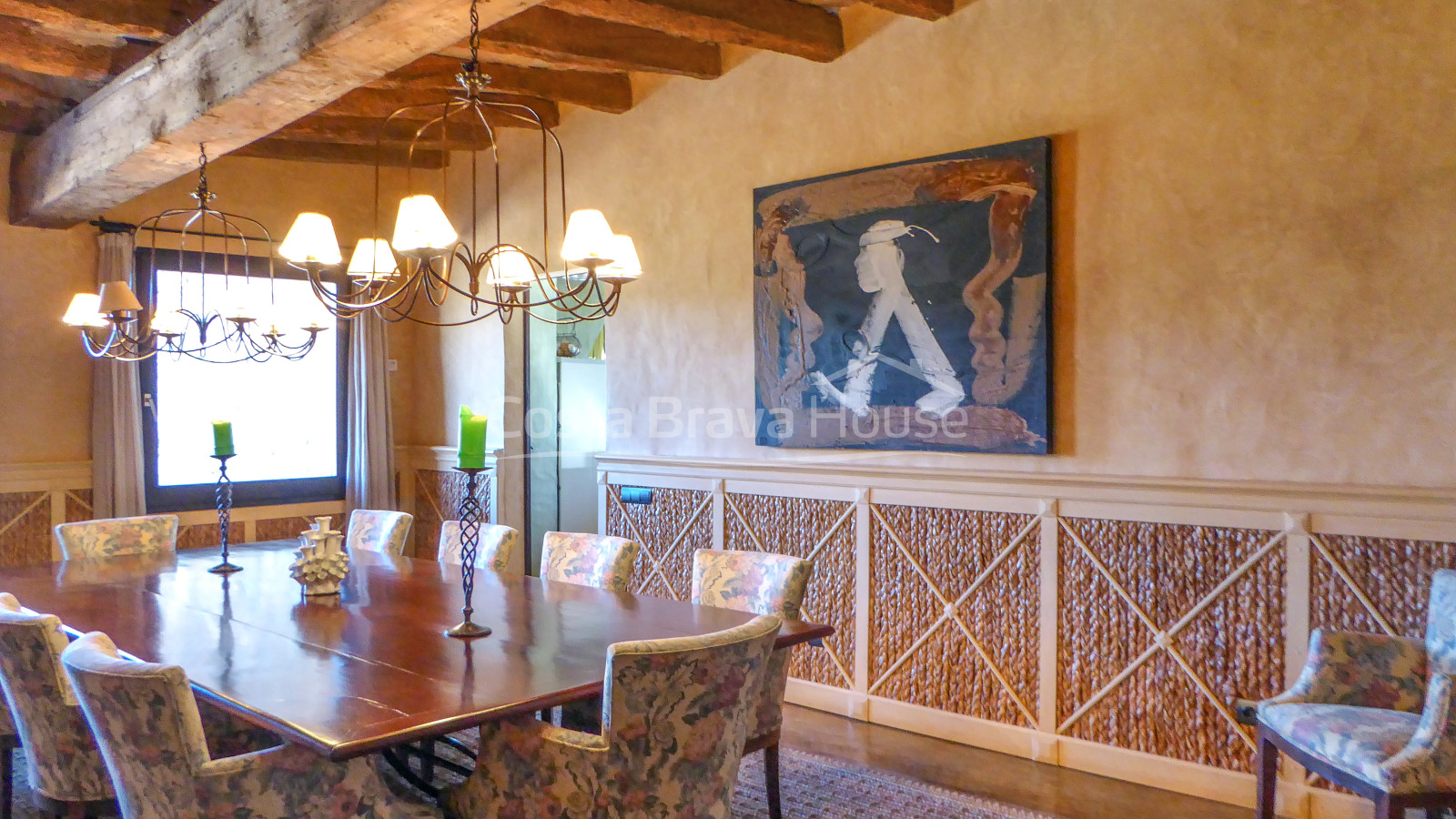 Masía restaurada con 12 ha de terreno en venta en el Baix Empordà
