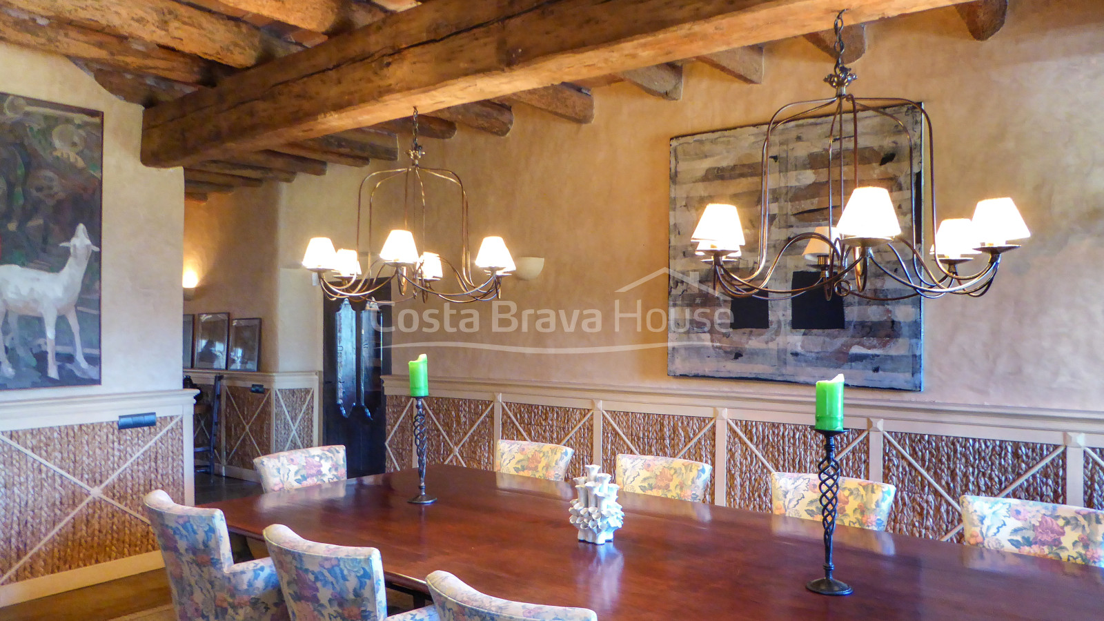 Masía restaurada con 12 ha de terreno en venta en el Baix Empordà