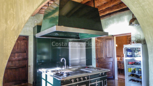 Masía restaurada con 12 ha de terreno en venta en el Baix Empordà