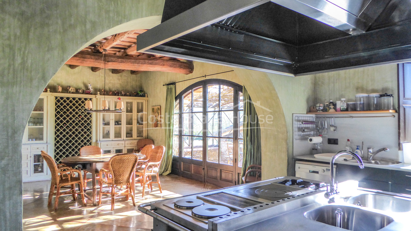 Masía restaurada con 12 ha de terreno en venta en el Baix Empordà