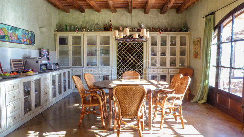 Masía restaurada con 12 ha de terreno en venta en el Baix Empordà