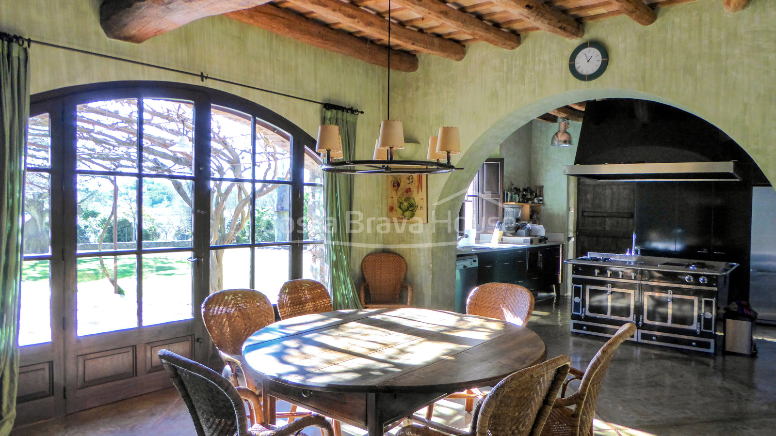 Masía restaurada con 12 ha de terreno en venta en el Baix Empordà