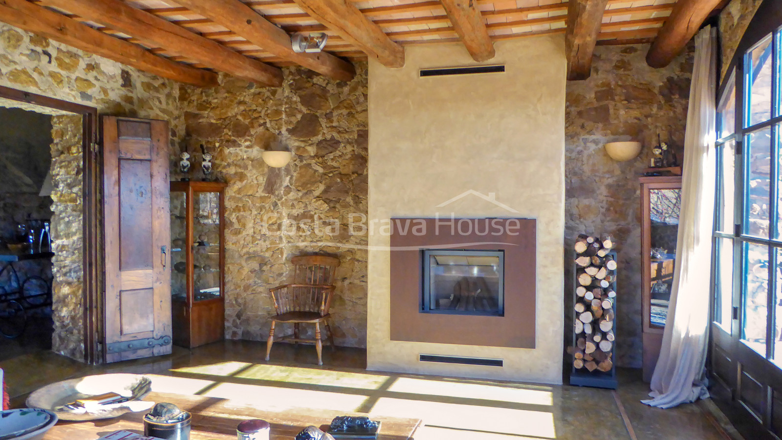 Masía restaurada con 12 ha de terreno en venta en el Baix Empordà