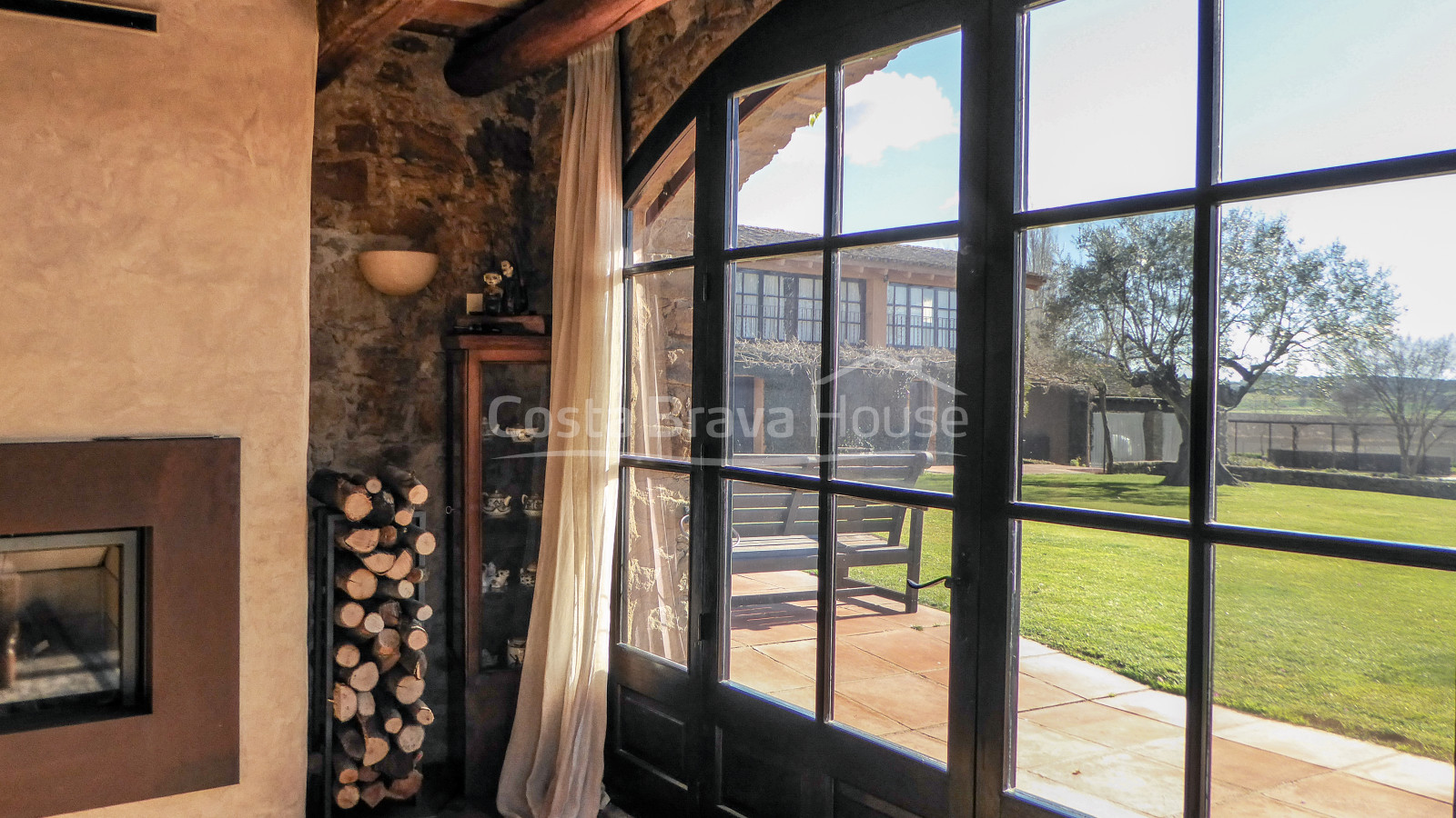 Masía restaurada con 12 ha de terreno en venta en el Baix Empordà