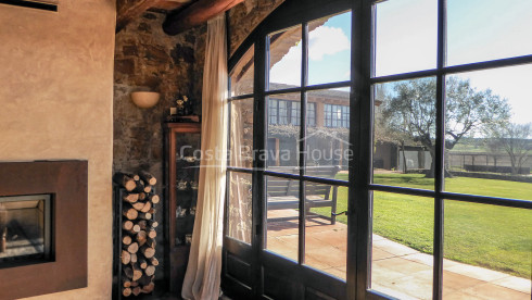 Masía restaurada con 12 ha de terreno en venta en el Baix Empordà