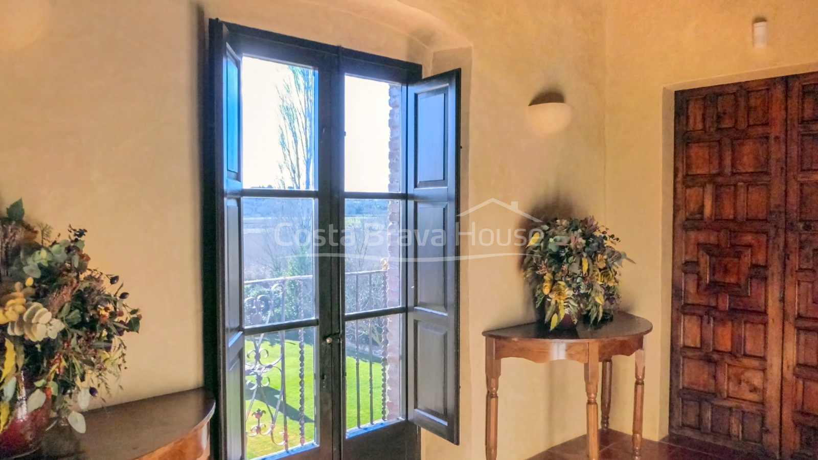 Masía restaurada con 12 ha de terreno en venta en el Baix Empordà
