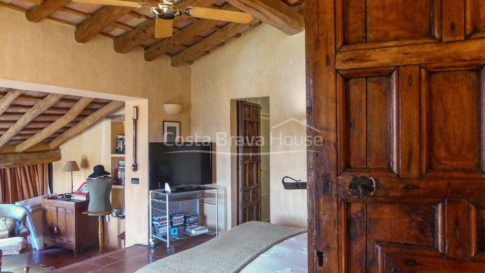Masía restaurada con 12 ha de terreno en venta en el Baix Empordà