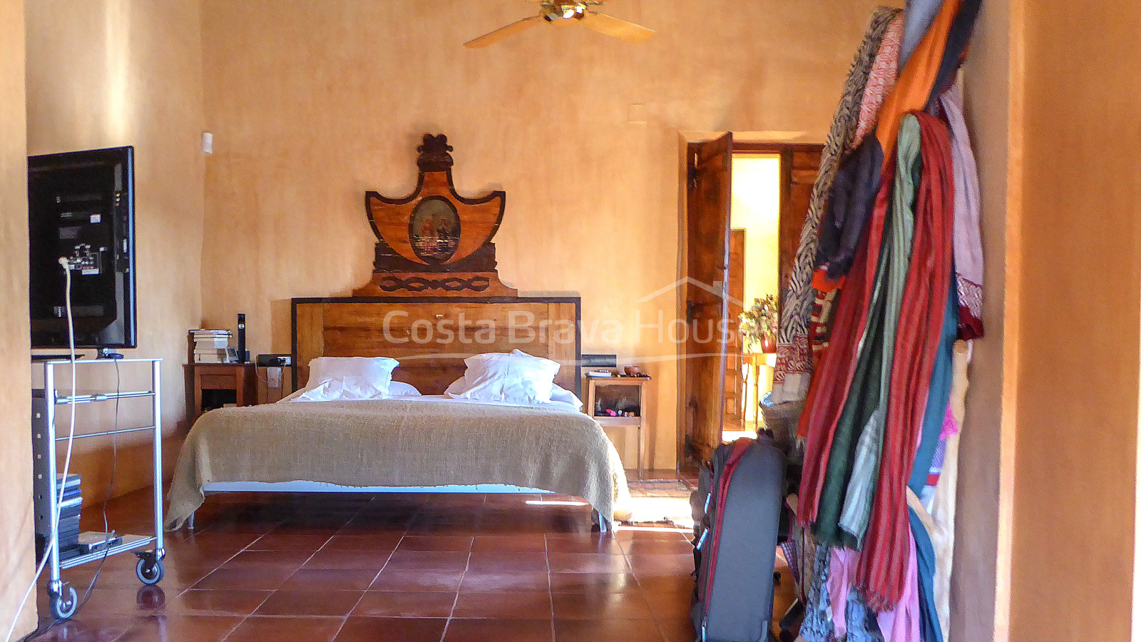 Masía restaurada con 12 ha de terreno en venta en el Baix Empordà