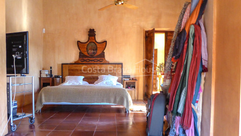 Masía restaurada con 12 ha de terreno en venta en el Baix Empordà
