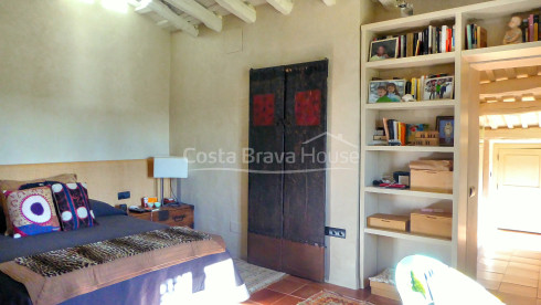 Masía restaurada con 12 ha de terreno en venta en el Baix Empordà